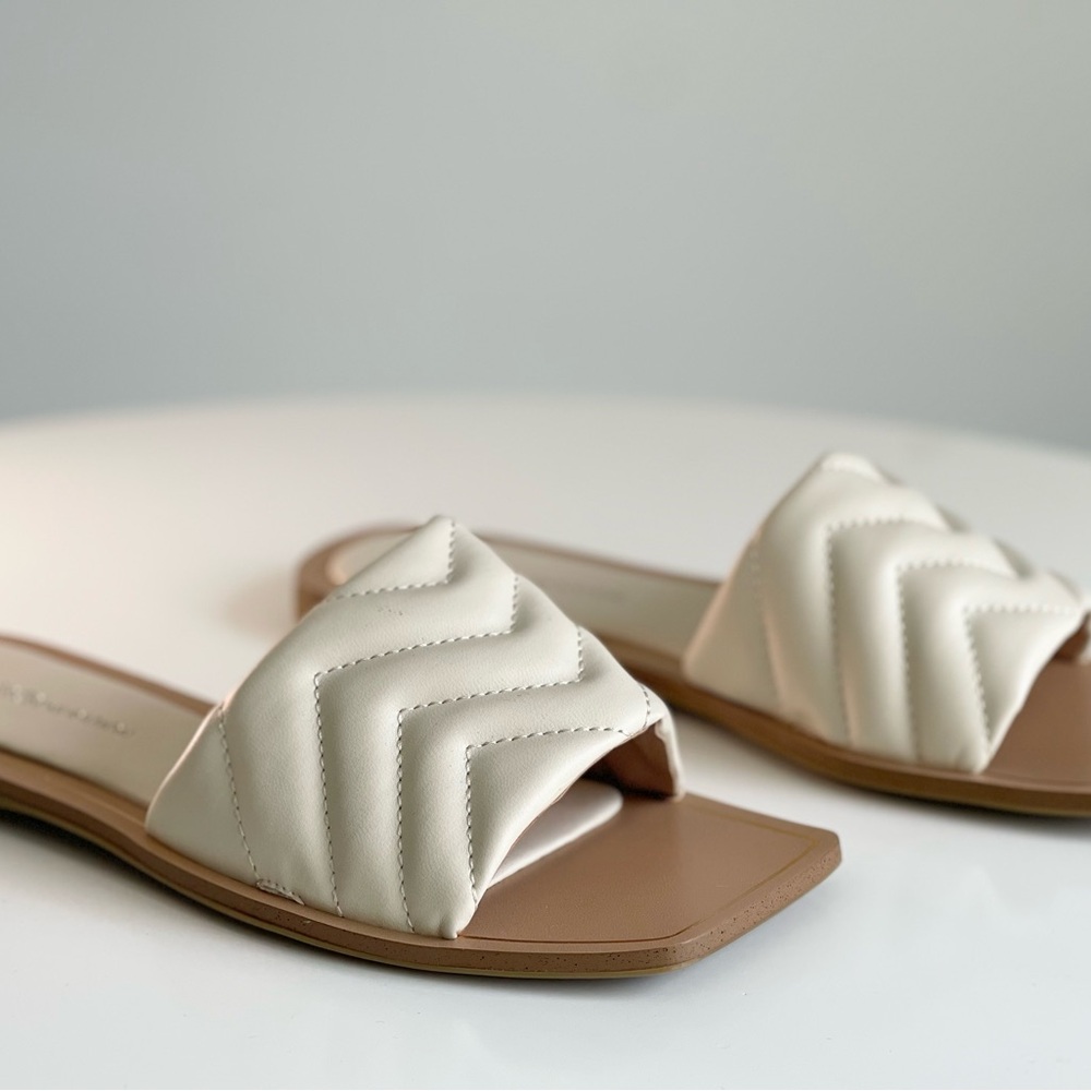 NEW! BCBGeneration Cream Off White Nude Woman’s Sandal Flat 6.5